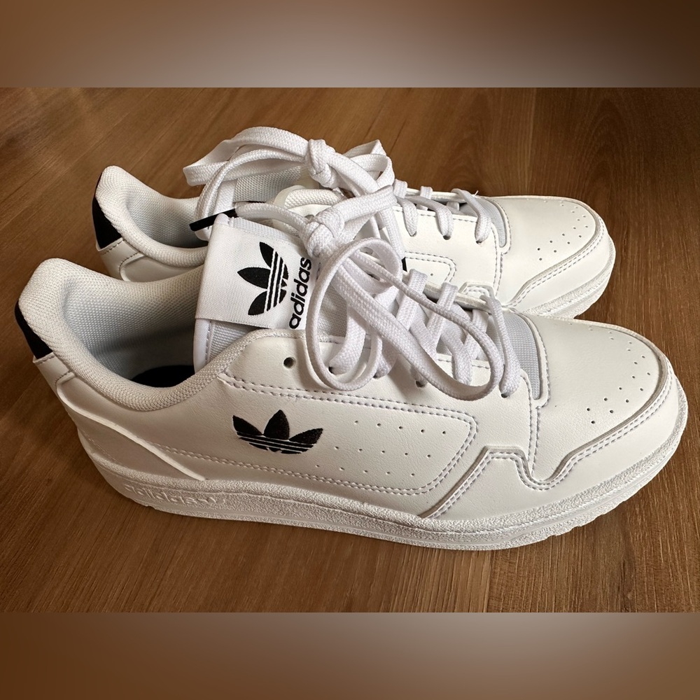 BNIB. Adidas Originals Advantage Court Sneakers, Size 36 Women / 4 BigKid
